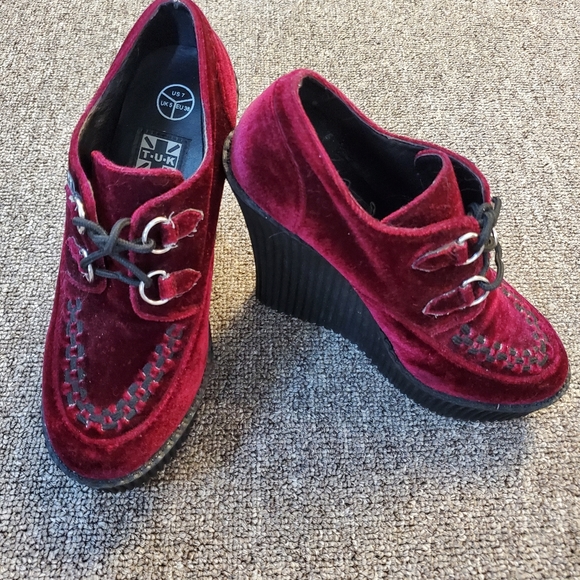 Stylish and Unique Velvet TUK Heels size 7 - Picture 1 of 3